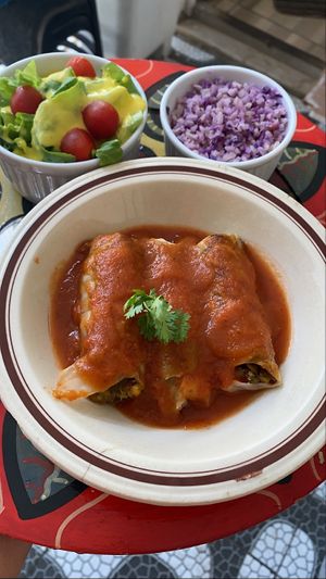 Charutinho vegano de repolho verde com recheio de quinoa, cenoura e lentilha  at Cuca Alimentos in Salvador
