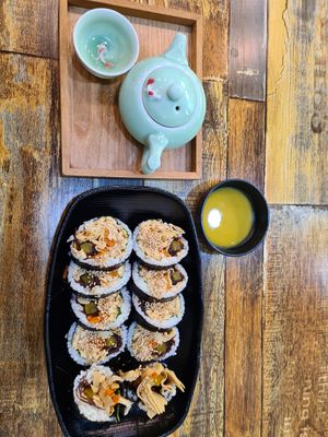 #Veganuary at Cheongchun Kimbap - 청춘김밥 in Yeosu