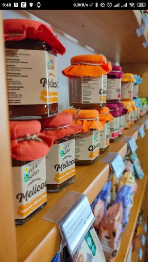 Una amplia gama de mermeladas, producidas en Soller, un emblemático pueblo de Mallorca, denotando su preferencia por el producto local y apoyarse entre los pequeños. at Veggie Bean in Mallorca