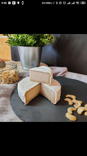 Queso vegano estilo camembert de elaboración propia, con base de anacardos, los cuales se pueden ver en la foto. at Veggie Bean in Mallorca