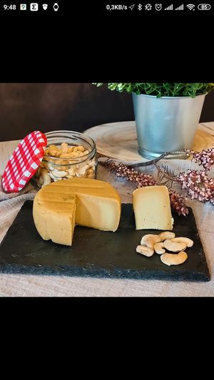 Queso vegano de elaboración propia estilo semiahumado, con base de anacardos, los cuales se pueden ver en la foto. at Veggie Bean in Mallorca