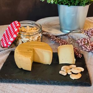 Queso vegetal semicurado at Veggie Bean in Mallorca