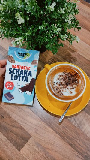 Café con leche y chocolatina vegana at Veggie Bean in Mallorca