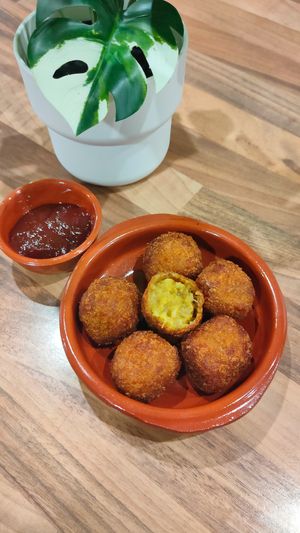 tapas: bolitas de coliflor y curry at Veggie Bean in Mallorca