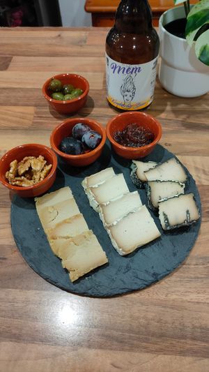 Tapas: tabla de quesos vegetales at Veggie Bean in Mallorca
