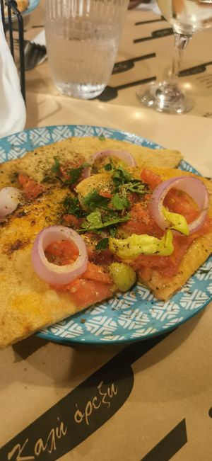Garlic bread in vegan version at Bara Piato in Crete