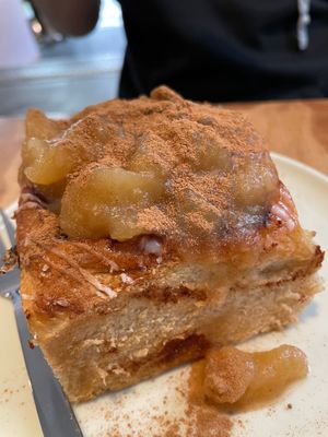 Cinnamon roll with apple cinnamon compote topping at Der Dicke Schmidt - Neustadt in Dresden