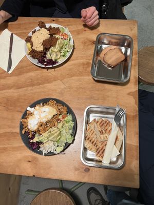 Gyros Teller (unten) und Kartoffel Schmidt (oben) + Leberkäse extrLeck  at Der Dicke Schmidt - Neustadt in Dresden