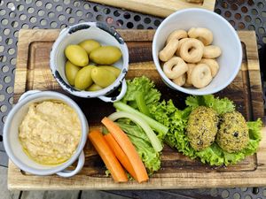 Aperitivo con tagliere vegano “ Lo stuzzico vegano” con crocchette di cicoria e patate, hummus di ceci, sticks di carote e sedano, taralli e olive verdi.  at Casa Me'Mà in Figline Valdarno