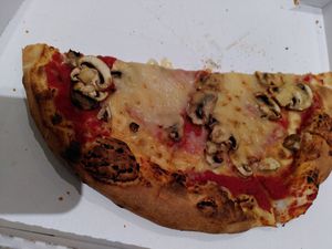 pizza magherita (in vegan) + pilze at Pizza Safrano in Wiesbaden