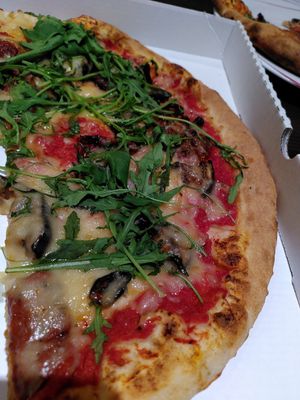 pizza mit gegrillter aubergie, getrockneten tomaten, rucola at Pizza Safrano in Wiesbaden