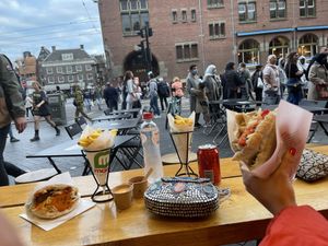 Ambiance at Maoz - Damrak in Amsterdam