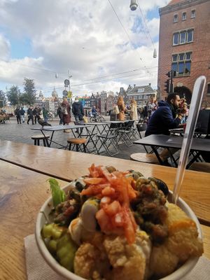 Falafel bowl and a view at Maoz - Damrak in Amsterdam