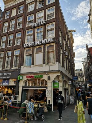 Outside at Maoz - Damrak in Amsterdam