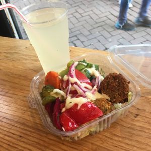 Falafel salad box & fresh lemonade at Maoz - Damrak in Amsterdam