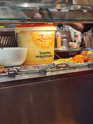 Non vegan mayo at Maoz - Damrak in Amsterdam