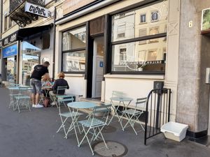 Outdoor seating at Happy Bowl in Biel