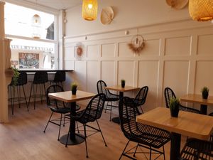 Indoor seating at Happy Bowl in Biel