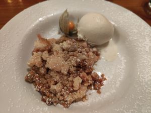 Erdbeer-Rhabarber-Crumble mit Eis at Bricín Restaurant and Boxty House in Killarney