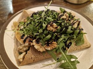 Buchweizencrepe mit Ziegenkäse, Rucola, Baumnuss, Balsamico at Crêperie Bach & Buck in Biel