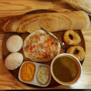 Masala dosa, uttapham, iddlies and vadas at Chai "N" Thai in Chiang Mai