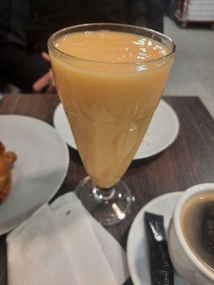 Tropical smoothy at CroisSants in Barcelona