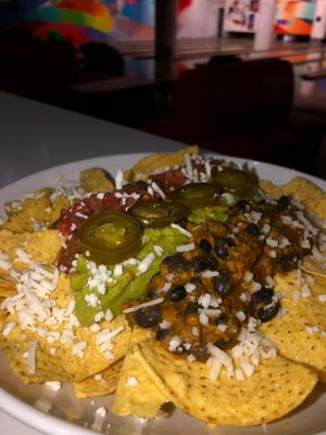 Ración de Nachos con chili 100% vegano, guacamole, pico de gallo y mozzarella vegana at Centro de Ocio Bowling in Linares