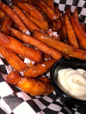 Ración de Batata/Boniato crujiente con sal en escamas acompañada de salsa veganesa at Centro de Ocio Bowling in Linares