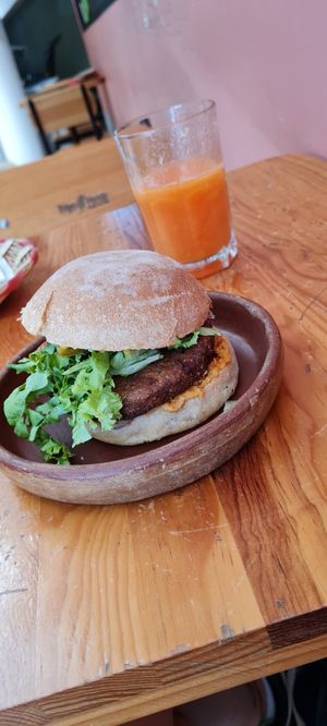 Hamburguesa vegana at Trigo Verde in Oaxaca