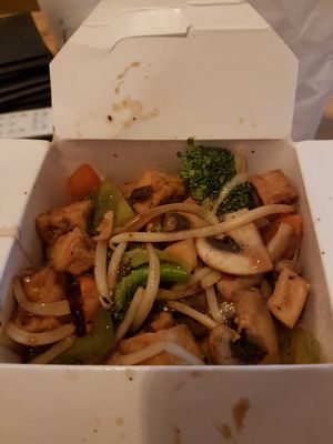 Gewokte tofu met groenten en bami in een woksaus naar keuze at MiWoki in Spijkenisse