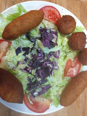 Une assiette mixte kebés Falafel Végan at Le Levantin in Clermont-ferrand