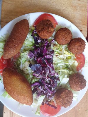 Mixte kebés Falafels crudités at Le Levantin in Clermont-ferrand
