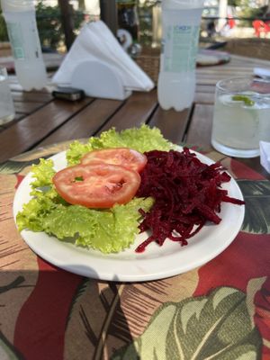 Salada inclusa no prato   at Manjericão in Ilhabela