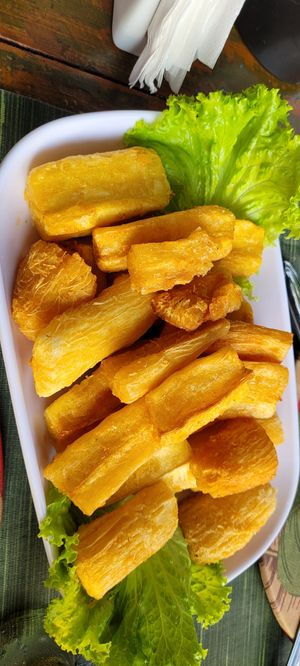 Maniok chips at Manjericão in Ilhabela