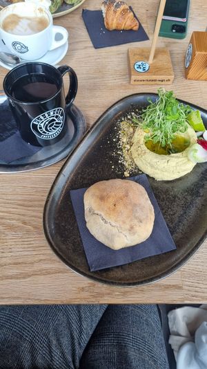 Hummus with bread at Bloomell in Olten