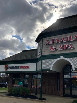 Exterior in strip mall at Primoz Pizzeria in Mentor