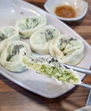 Vegan dumplings 채식만두 - close-up at Daom Noodle 다옴국수 in Seoul