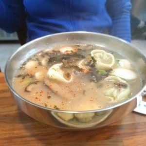 dumpling rice cake soup give 4 dumplings and so many rice cakes can never finish at Daom Noodle 다옴국수 in Seoul