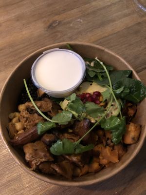 Vegan Chicken Avocado Bowl with Yuzu-Dressing 🍲   at Beets & Roots  in Stuttgart