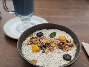 Chia pudding and spirulina latte at BYOKO in Malaga