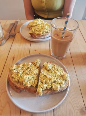 Toasts salés aux oeufs et latté à la citrouille glacé at Taylor's Cafe in Brussels