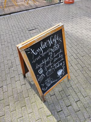 Devant at Taylor's Cafe in Brussels