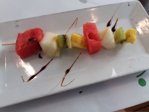 Brocheta de frutas de temporada. at Vegetariano El Calafate in Malaga