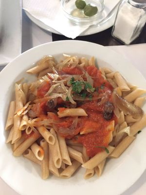 Pasta with tomato sauce and caramelized onions at Vegetariano El Calafate in Malaga
