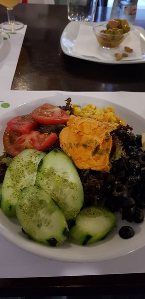 Ensalada con Humus de pimientos at Vegetariano El Calafate in Malaga