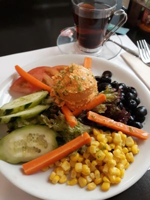 Mediterranean salad with delicious pepper hummus at Vegetariano El Calafate in Malaga