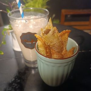 Palitos de pastel doce polvilhados com açúcar e canela, recheados com doce de leite de café // drink: vodka, creme de café e leite de amêndoa at Miraflores - Gastro Bar Vegan  in Curitiba