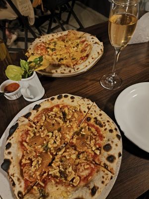 Pizza Árabe e 7 queijos at Miraflores - Gastro Bar Vegan  in Curitiba