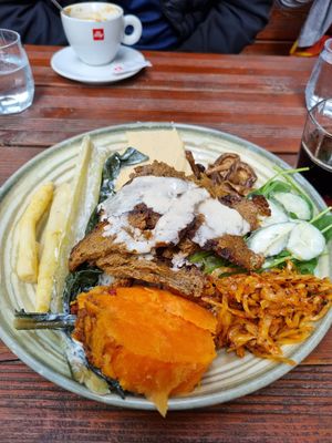 Vegan kebab plate at Gaia Kitchen in Vienna