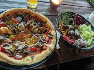 Dönerpizza und Falafelteller at Gaia Kitchen in Vienna